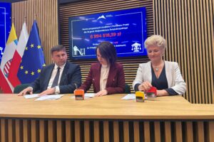 14.05.2025. Kielce. Podpisanie umów na dofinansownie placów zabaw / Fot. Izabela Mortas-Rubak - Radio Kielce