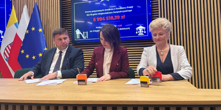 14.05.2025. Kielce. Podpisanie umów na dofinansownie placów zabaw / Fot. Izabela Mortas-Rubak - Radio Kielce