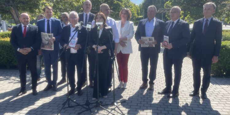 26.05.2025. Opatów. Konferencja parlamentarzystów i samorządowców popierających Karola Nawrockiego / Fot. Anna Głąb - Radio Kielce