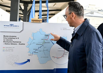 16.05.2025. Skarżysko-Kamienna. Minister infrastruktury Dariusz Klimczak podczas briefingu prasowego dotyczącego podpisania umowy na modernizację linii kolejowej nr 8 na odcinku Skarżysko-Kamienna – Tumlin na stacji kolejowej Skarżysko-Kamienna / Fot. PAP - Piotr Polak