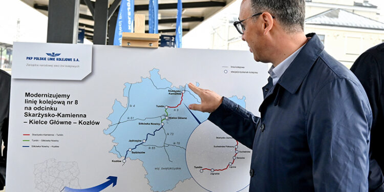 16.05.2025. Skarżysko-Kamienna. Minister infrastruktury Dariusz Klimczak podczas briefingu prasowego dotyczącego podpisania umowy na modernizację linii kolejowej nr 8 na odcinku Skarżysko-Kamienna – Tumlin na stacji kolejowej Skarżysko-Kamienna / Fot. PAP - Piotr Polak