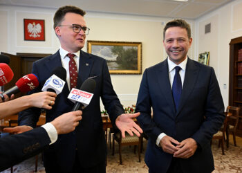 20.05.2025. Warszawa. Kandydat KO na prezydenta RP, prezydent Warszawy Rafał Trzaskowski (z prawej) i marszałek Sejmu Szymon Hołownia po spotkaniu, które dotyczyło II tury wyborów prezydenta RP. Hołownia zadeklarował poparcie dla kandydata KO / Fot. PAP - Radek Pietruszka