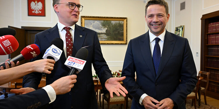 20.05.2025. Warszawa. Kandydat KO na prezydenta RP, prezydent Warszawy Rafał Trzaskowski (z prawej) i marszałek Sejmu Szymon Hołownia po spotkaniu, które dotyczyło II tury wyborów prezydenta RP. Hołownia zadeklarował poparcie dla kandydata KO / Fot. PAP - Radek Pietruszka