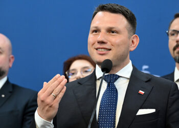20.05.2025. Warszawa. Poseł Konfederacji Sławomir Mentzen podczas konferencji prasowej w Sejmie w Warszawie. Sławomir Mentzen zaprosił kandydata KO na prezydenta Rafała Trzaskowskiego i popieranego przez PiS Karola Nawrockiego na rozmowę oraz zaapelował o podpisanie deklaracji programowej, zgodnej z oczekiwaniami jego wyborców / Fot. PAP - Radek Pietruszka