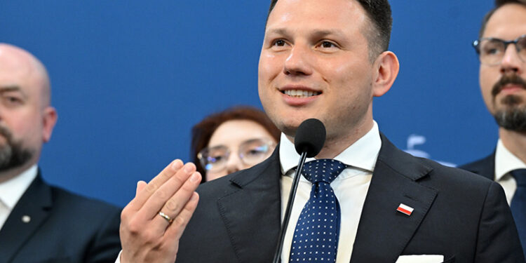 20.05.2025. Warszawa. Poseł Konfederacji Sławomir Mentzen podczas konferencji prasowej w Sejmie w Warszawie. Sławomir Mentzen zaprosił kandydata KO na prezydenta Rafała Trzaskowskiego i popieranego przez PiS Karola Nawrockiego na rozmowę oraz zaapelował o podpisanie deklaracji programowej, zgodnej z oczekiwaniami jego wyborców / Fot. PAP - Radek Pietruszka