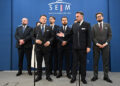 20.05.2025. Warszawa. Poseł Konfederacji Sławomir Mentzen (w środku), rzecznik Konfederacji Wojciech Machulski (z prawej) oraz poseł ugrupowania Bartłomiej Pejo (z lewej) podczas konferencji prasowej w Sejmie. Sławomir Mentzen zaprosił kandydata KO na prezydenta Rafała Trzaskowskiego i popieranego przez PiS Karola Nawrockiego na rozmowę oraz zaapelował o podpisanie deklaracji programowej, zgodnej z oczekiwaniami jego wyborców / Fot. PAP - Radek Pietruszka