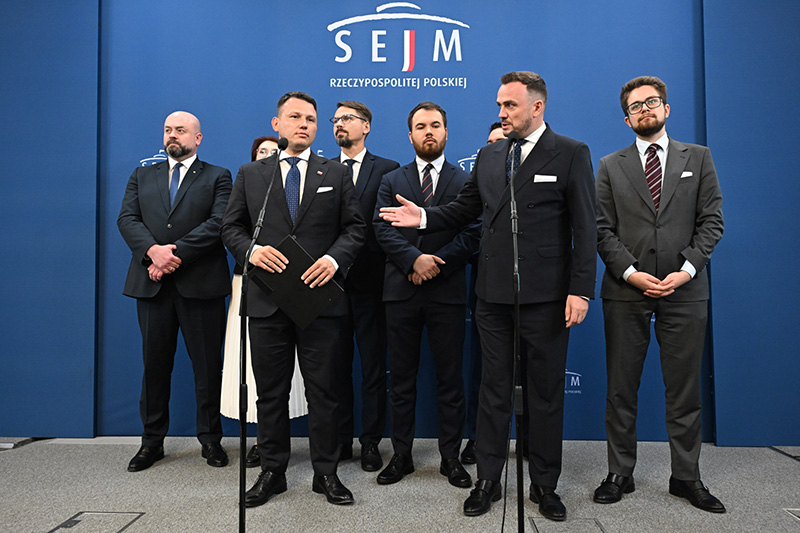 Sławomir Mentzen oczekuje obietnic od kandydatów na prezydenta - Radio Kielce 20.05.2025. Warszawa. Poseł Konfederacji Sławomir Mentzen (w środku), rzecznik Konfederacji Wojciech Machulski (z prawej) oraz poseł ugrupowania Bartłomiej Pejo (z lewej) podczas konferencji prasowej w Sejmie. Sławomir Mentzen zaprosił kandydata KO na prezydenta Rafała Trzaskowskiego i popieranego przez PiS Karola Nawrockiego na rozmowę oraz zaapelował o podpisanie deklaracji programowej, zgodnej z oczekiwaniami jego wyborców / Fot. PAP - Radek Pietruszka