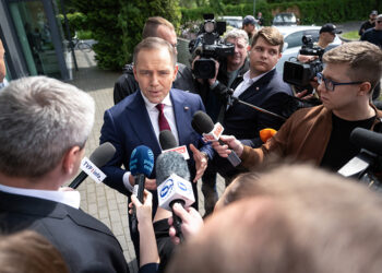 22.05.2025. Toruń. Kandydat Komitetu Obywatelskiego na fotel prezydenta RP, popierany przez Prawo i Sprawiedliwość prezes Instytutu Pamięci Narodowej Karol Nawrocki przed budynkiem Kancelarii Prawnej Mentzen w Toruniu, po zakończeniu spotkania z posłem Konfederacji, kandydatem tego ugrupowania w pierwszej rundzie wyborów prezydenckich Sławomirem Mentzenem / Fot. PAP - Tytus Żmijewski