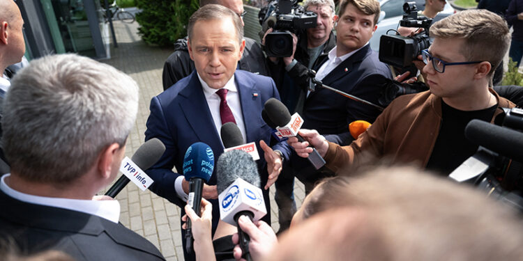 22.05.2025. Toruń. Kandydat Komitetu Obywatelskiego na fotel prezydenta RP, popierany przez Prawo i Sprawiedliwość prezes Instytutu Pamięci Narodowej Karol Nawrocki przed budynkiem Kancelarii Prawnej Mentzen w Toruniu, po zakończeniu spotkania z posłem Konfederacji, kandydatem tego ugrupowania w pierwszej rundzie wyborów prezydenckich Sławomirem Mentzenem / Fot. PAP - Tytus Żmijewski
