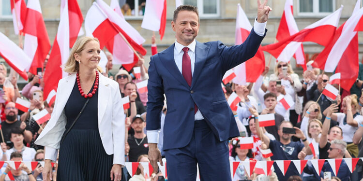 25.05.2025. Warszawa. Kandydat na prezydenta RP Rafał Trzaskowski z żoną Małgorzatą / Fot. PAP - Leszek Szymański