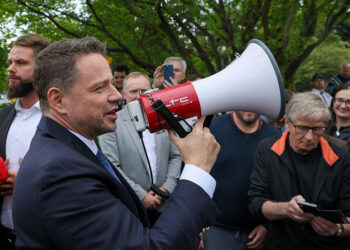 26.05.2025. Radziejowice. Kandydat KO, prezydent Warszawy Rafał Trzaskowski na spotkaniu z mieszkańcami Radziejowic / Fot. PAP - Paweł Supernak