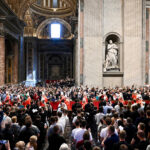 7.05.2025. Watykan. Kardynałowie uczestniczący w specjalnej mszy „Pro eligendo papa”, w intencji wyboru papieża, przed rozpoczęciem konklawe, w Bazylice Świętego Piotra w Watykanie / Fot. PAP/EPA/VATICAN MEDIA