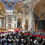 7.05.2025. Watykan. Kardynałowie uczestniczący w specjalnej mszy „Pro eligendo papa”, w intencji wyboru papieża, przed rozpoczęciem konklawe, w Bazylice Świętego Piotra w Watykanie / Fot. PAP/EPA/VATICAN MEDIA