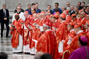 7.05.2025. Watykan. Kardynałowie uczestniczący w specjalnej mszy „Pro eligendo papa”, w intencji wyboru papieża, przed rozpoczęciem konklawe, w Bazylice Świętego Piotra w Watykanie / Fot. PAP/EPA/VATICAN MEDIA