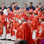 7.05.2025. Watykan. Kardynałowie uczestniczą w specjalnej mszy „Pro eligendo papa”, czyli za wybór papieża, przed rozpoczęciem konklawe, w Bazylice Świętego Piotra w Watykanie / Fot. PAP/EPA - Alessandro Di Meo