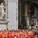 7.05.2025. Watykan. Kardynałowie uczestniczący w specjalnej mszy „Pro eligendo papa”, w intencji wyboru papieża, przed rozpoczęciem konklawe, w Bazylice Świętego Piotra w Watykanie / Fot. PAP/EPA/VATICAN MEDIA