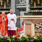 7.05.2025. Watykan. Kardynałowie uczestniczący w specjalnej mszy „Pro eligendo papa”, w intencji wyboru papieża, przed rozpoczęciem konklawe, w Bazylice Świętego Piotra w Watykanie / Fot. PAP/EPA/VATICAN MEDIA