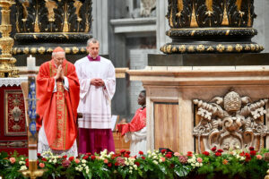 7.05.2025. Watykan. Kardynałowie uczestniczący w specjalnej mszy „Pro eligendo papa”, w intencji wyboru papieża, przed rozpoczęciem konklawe, w Bazylice Świętego Piotra w Watykanie / Fot. PAP/EPA/VATICAN MEDIA