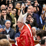 7.05.2025. Watykan. Kardynałowie uczestniczący w specjalnej mszy „Pro eligendo papa”, w intencji wyboru papieża, przed rozpoczęciem konklawe, w Bazylice Świętego Piotra w Watykanie / Fot. PAP/EPA/VATICAN MEDIA