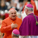 7.05.2025. Watykan. Kardynałowie uczestniczący w specjalnej mszy „Pro eligendo papa”, w intencji wyboru papieża, przed rozpoczęciem konklawe, w Bazylice Świętego Piotra w Watykanie / Fot. PAP/EPA/VATICAN MEDIA