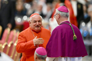 7.05.2025. Watykan. Kardynałowie uczestniczący w specjalnej mszy „Pro eligendo papa”, w intencji wyboru papieża, przed rozpoczęciem konklawe, w Bazylice Świętego Piotra w Watykanie / Fot. PAP/EPA/VATICAN MEDIA