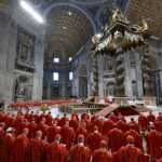 7.05.2025. Watykan. Kardynałowie uczestniczący w specjalnej mszy „Pro eligendo papa”, w intencji wyboru papieża, przed rozpoczęciem konklawe, w Bazylice Świętego Piotra w Watykanie / Fot. PAP/EPA/VATICAN MEDIA