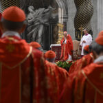 7.05.2025. Watykan. Kardynałowie uczestniczący w specjalnej mszy „Pro eligendo papa”, w intencji wyboru papieża, przed rozpoczęciem konklawe, w Bazylice Świętego Piotra w Watykanie / Fot. PAP/EPA/VATICAN MEDIA