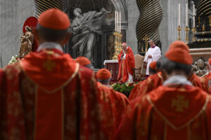 7.05.2025. Watykan. Kardynałowie uczestniczący w specjalnej mszy „Pro eligendo papa”, w intencji wyboru papieża, przed rozpoczęciem konklawe, w Bazylice Świętego Piotra w Watykanie / Fot. PAP/EPA/VATICAN MEDIA