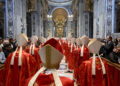 7.05.2025. Watykan. Kardynałowie uczestniczący w specjalnej mszy „Pro eligendo papa”, w intencji wyboru papieża, przed rozpoczęciem konklawe, w Bazylice Świętego Piotra w Watykanie / Fot. PAP/EPA/VATICAN MEDIA