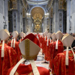 7.05.2025. Watykan. Kardynałowie uczestniczący w specjalnej mszy „Pro eligendo papa”, w intencji wyboru papieża, przed rozpoczęciem konklawe, w Bazylice Świętego Piotra w Watykanie / Fot. PAP/EPA/VATICAN MEDIA