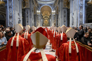7.05.2025. Watykan. Kardynałowie uczestniczący w specjalnej mszy „Pro eligendo papa”, w intencji wyboru papieża, przed rozpoczęciem konklawe, w Bazylice Świętego Piotra w Watykanie / Fot. PAP/EPA/VATICAN MEDIA