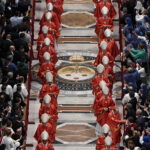 7.05.2025. Watykan. Kardynałowie uczestniczący w specjalnej mszy „Pro eligendo papa”, w intencji wyboru papieża, przed rozpoczęciem konklawe, w Bazylice Świętego Piotra w Watykanie / Fot. PAP/EPA/VATICAN MEDIA