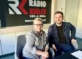 Na zdjęciu (od lewej): Katarzyna Cedro - dyrektor Gminnego Ośrodka Kultury, Sportu i Turystyki w Rudkach oraz dr Maciej Zdanowicz -artysta i teoretyk sztuki z Uniwersytetu Jana Kochanowskiego w Kielcach./ Fot. Dorota Klusek - Radio Kielce