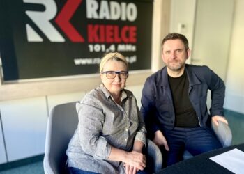 Na zdjęciu (od lewej): Katarzyna Cedro - dyrektor Gminnego Ośrodka Kultury, Sportu i Turystyki w Rudkach oraz dr Maciej Zdanowicz -artysta i teoretyk sztuki z Uniwersytetu Jana Kochanowskiego w Kielcach./ Fot. Dorota Klusek - Radio Kielce