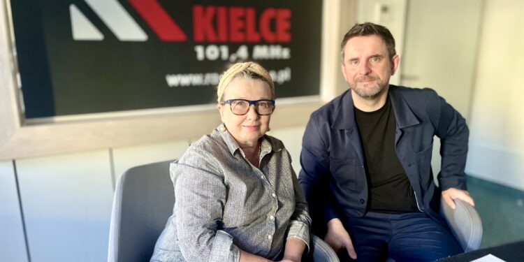 Na zdjęciu (od lewej): Katarzyna Cedro - dyrektor Gminnego Ośrodka Kultury, Sportu i Turystyki w Rudkach oraz dr Maciej Zdanowicz -artysta i teoretyk sztuki z Uniwersytetu Jana Kochanowskiego w Kielcach./ Fot. Dorota Klusek - Radio Kielce