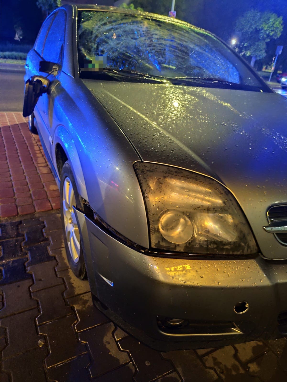 Samochód osobowy potrącił młodego mężczyznę - Radio Kielce 22.05.2025. Połaniec. Potrącenie / Fot. Policja Staszów