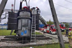 14.05.2025. Kielce. Ulica Olszewskiego. Akcja ratownicza na słupie wysokiego napięcia / Fot. Straż Pożarna