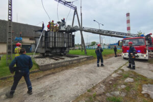 14.05.2025. Kielce. Ulica Olszewskiego. Akcja ratownicza na słupie wysokiego napięcia / Fot. Straż Pożarna