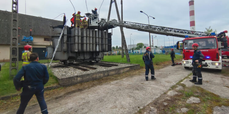 14.05.2025. Kielce. Ulica Olszewskiego. Akcja ratownicza na słupie wysokiego napięcia / Fot. Straż Pożarna