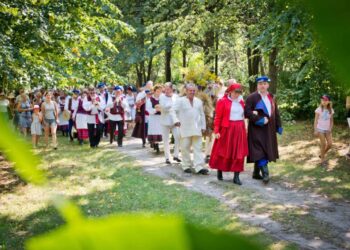 Bezpłatne webinaria, wystawy, spotkania literackie i pokaz mody w Muzeum Wsi Kieleckiej - Radio Kielce