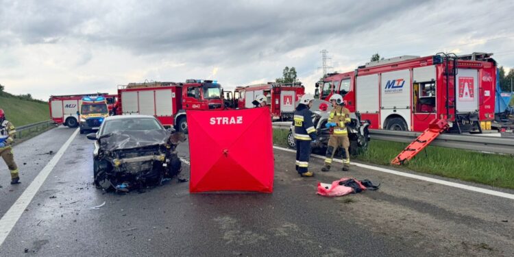 Tragedia na S7. W karambolu śmierć poniosła kierująca jednego z aut