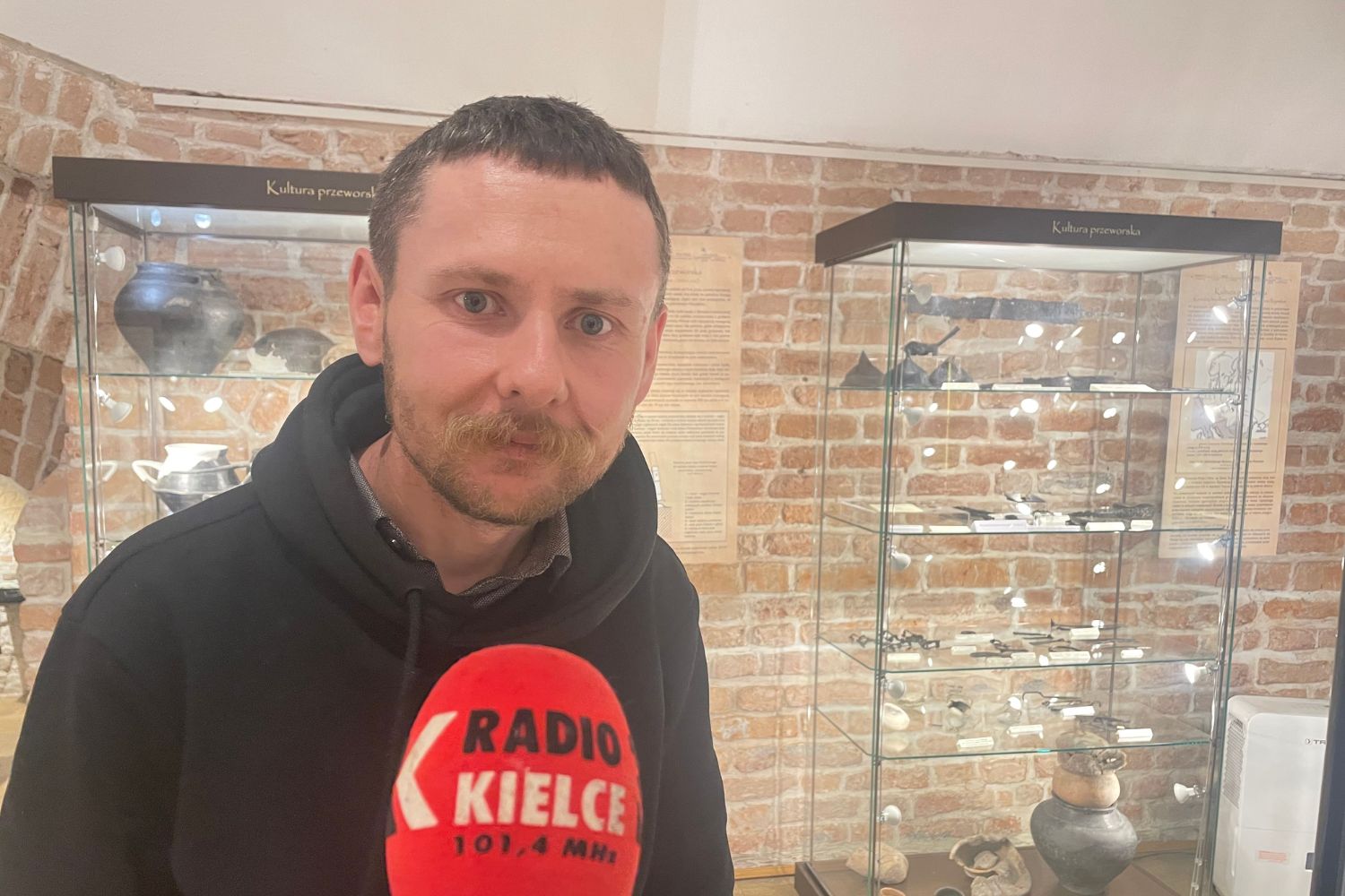 Archeologiczne skarby prezentowano w Sandomierzu - Radio Kielce 13.06.2025. Muzeum Zamkowe w Sandomierzu. Europejskie Dni Archeologii. Na zdjęciu: dr Wojciech Rajpold / Fot. Grażyna Szlęzak - Radio Kielce