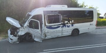 Samochód osobowy zderzył się z busem. Są ranni