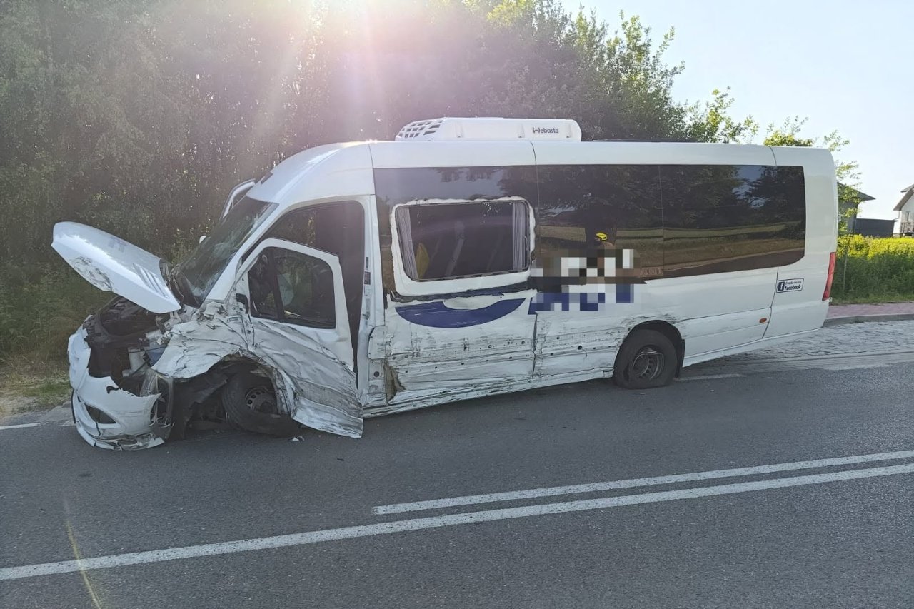 Samochód osobowy zderzył się z busem. Są ranni