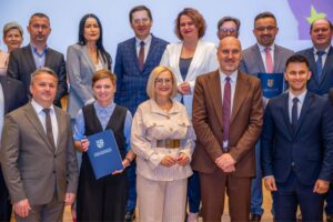 16.06.2025. Kielce. Uroczyste podpisanie 13 umów o dofinansowanie z Europejskiego Funduszu Rozwoju Regionalnego (EFRR) w ramach programu Fundusze Europejskie dla Świętokrzyskiego 2021-2027 / Fot. Urząd Marszałkowski Województwa Świętokrzyskiego