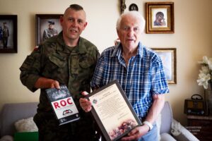 Świętokrzyscy terytorialsi z życzeniami dla uczestnika Powstania Warszawskiego - Radio Kielce