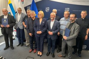 04.06.2025. Kielce. Urząd Marszałkowski Województwa Świętokrzyskiego. Przekazanie umów na dofinansowanie kluczowych prac konserwatorskich, restauratorskich i robót budowlanych w zabytkowych obiektach z Kielc i powiatu kieleckiego / Fot. Iwona Murawska-Bujnowicz – Radio Kielce