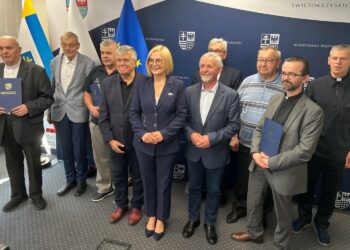 04.06.2025. Kielce. Urząd Marszałkowski Województwa Świętokrzyskiego. Przekazanie umów na dofinansowanie kluczowych prac konserwatorskich, restauratorskich i robót budowlanych w zabytkowych obiektach z Kielc i powiatu kieleckiego / Fot. Iwona Murawska-Bujnowicz – Radio Kielce