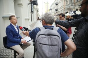 27.06.2025. Kielce. Konferencja Rafała Kasprzyka przy Teatrze im. Stefana Żeromskiego w Kielcach / Fot. Wiktor Taszłow - Radio Kielce