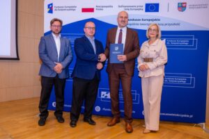 16.06.2025. Kielce. Uroczyste podpisanie 13 umów o dofinansowanie z Europejskiego Funduszu Rozwoju Regionalnego (EFRR) w ramach programu Fundusze Europejskie dla Świętokrzyskiego 2021-2027 / Fot. Urząd Marszałkowski Województwa Świętokrzyskiego